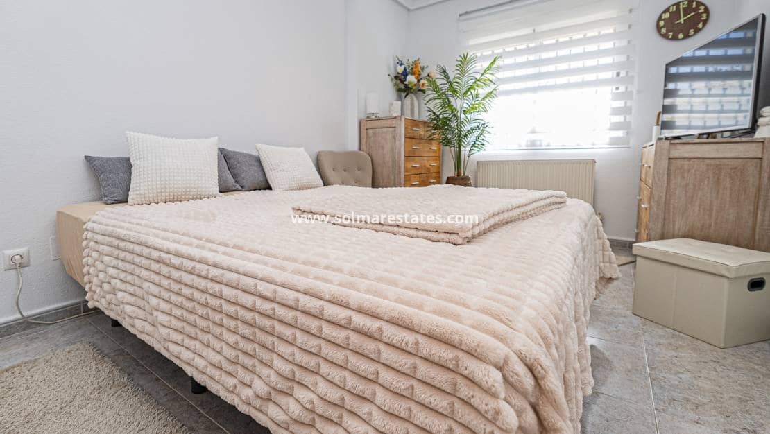 4 bedroom Villa for sale in Villamartin with pool - € 379,000 (Ref: 9105169)