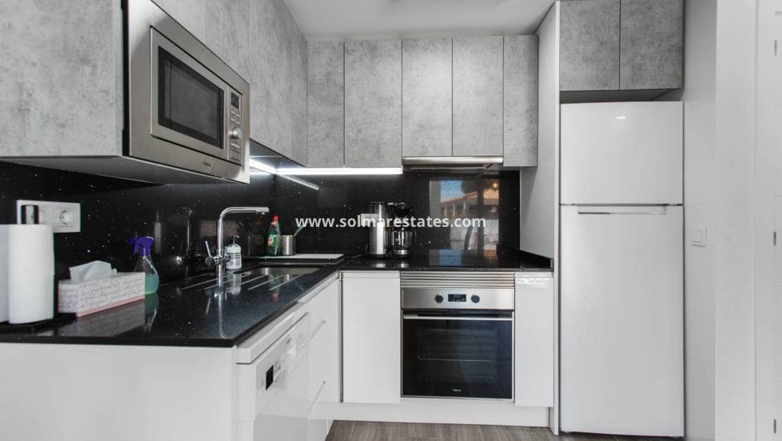 2 makuuhuone Huoneisto myytävänä paikassa Los Balcones mukana uima-altaan - 169 900 € (Ref: 9115106)