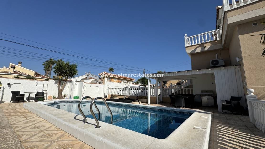 4 makuuhuone Huvila myytävänä paikassa Ciudad Quesada mukana uima-altaan - 590 000 € (Ref: 9115108)