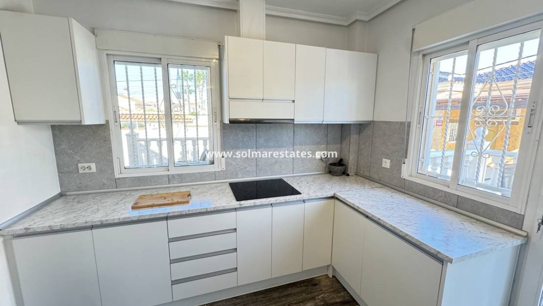 4 makuuhuone Huvila myytävänä paikassa Ciudad Quesada mukana uima-altaan - 590 000 € (Ref: 9115108)