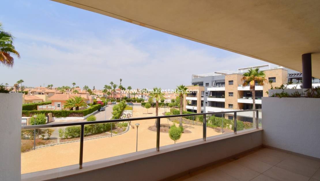 2 makuuhuone Huoneisto myytävänä paikassa Playa Flamenca mukana uima-altaan - 365 000 € (Ref: 9123546)