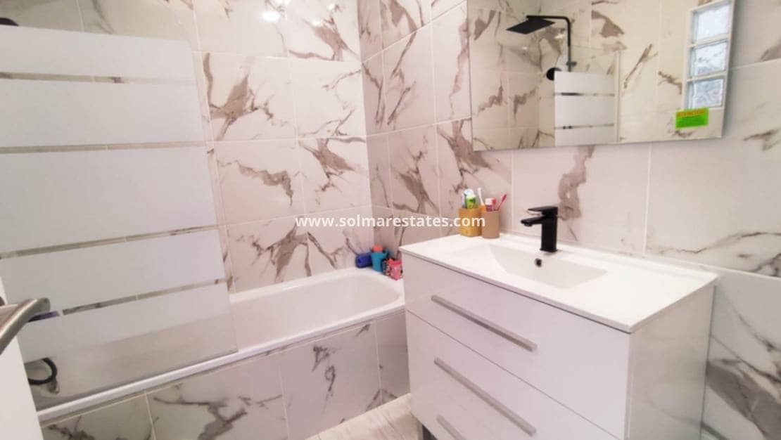 2 soveværelse Semi-Rækkehus til salg i Playa Flamenca med swimmingpool - € 339.000 (Ref: 9127421)