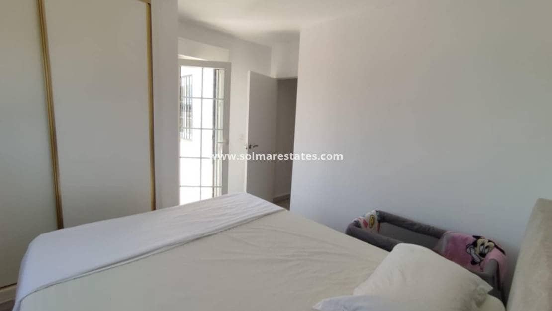 2 soveværelse Semi-Rækkehus til salg i Playa Flamenca med swimmingpool - € 339.000 (Ref: 9127421)