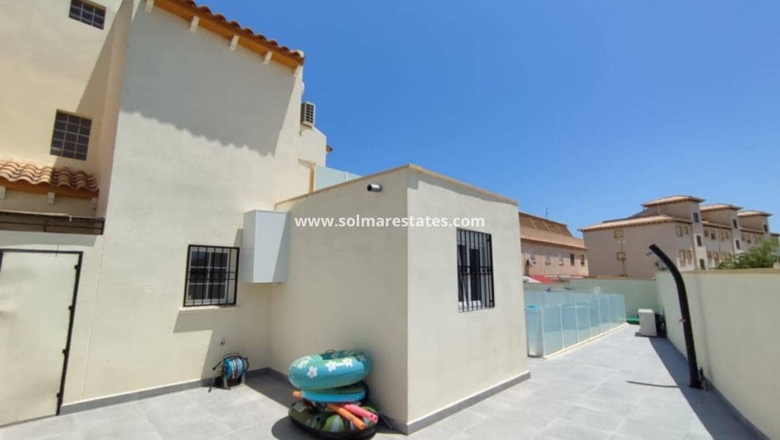 2 soveværelse Semi-Rækkehus til salg i Playa Flamenca med swimmingpool - € 339.000 (Ref: 9127421)