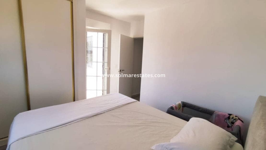 2 soveværelse Semi-Rækkehus til salg i Playa Flamenca med swimmingpool - € 339.000 (Ref: 9127421)