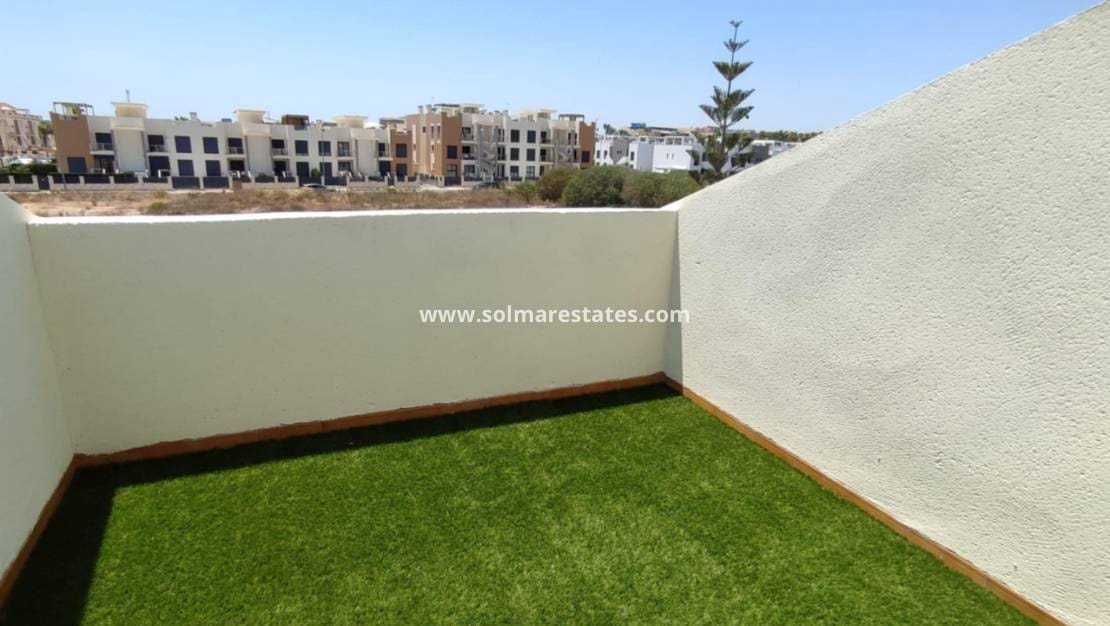 2 soveværelse Semi-Rækkehus til salg i Playa Flamenca med swimmingpool - € 339.000 (Ref: 9127421)