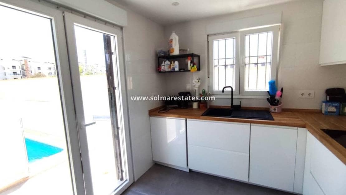 2 soveværelse Semi-Rækkehus til salg i Playa Flamenca med swimmingpool - € 339.000 (Ref: 9127421)