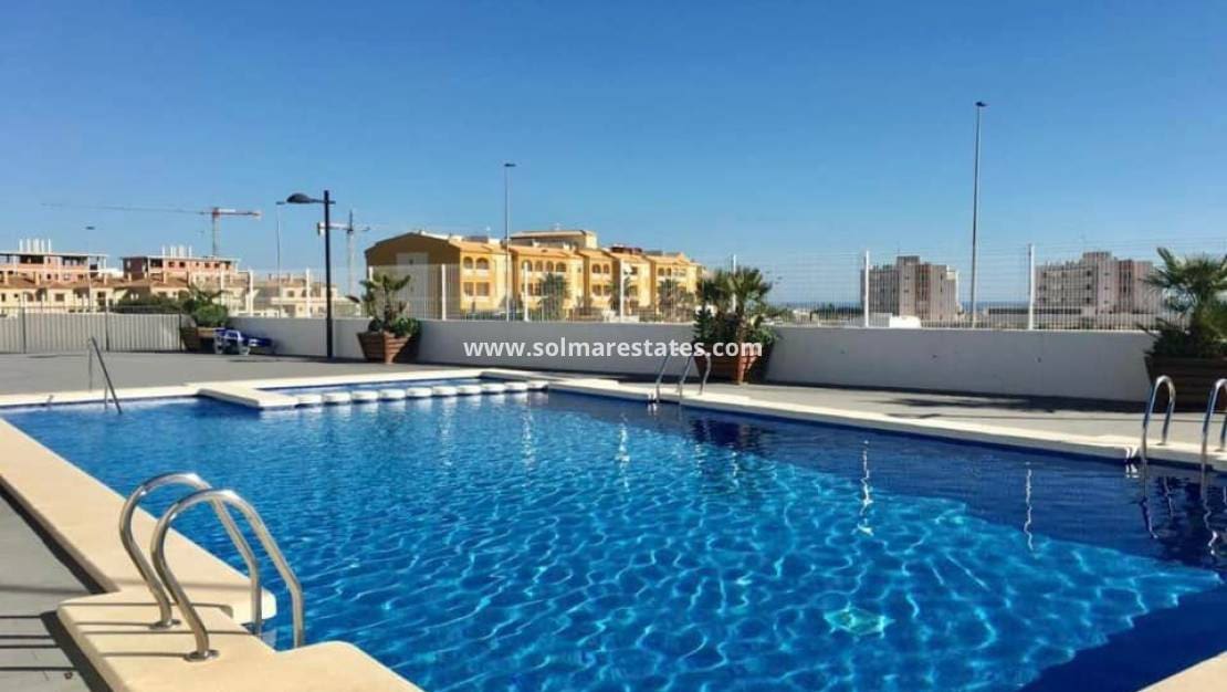 2 Zimmer Apartment zu verkaufen in Villamartin mit Pool - 235.000 € (Ref: 9146217)