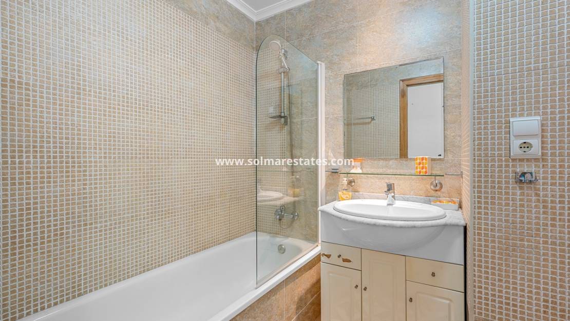 2 soveværelse Lejlighed til salg i Almoradi med swimmingpool - € 119.000 (Ref: 9147496)