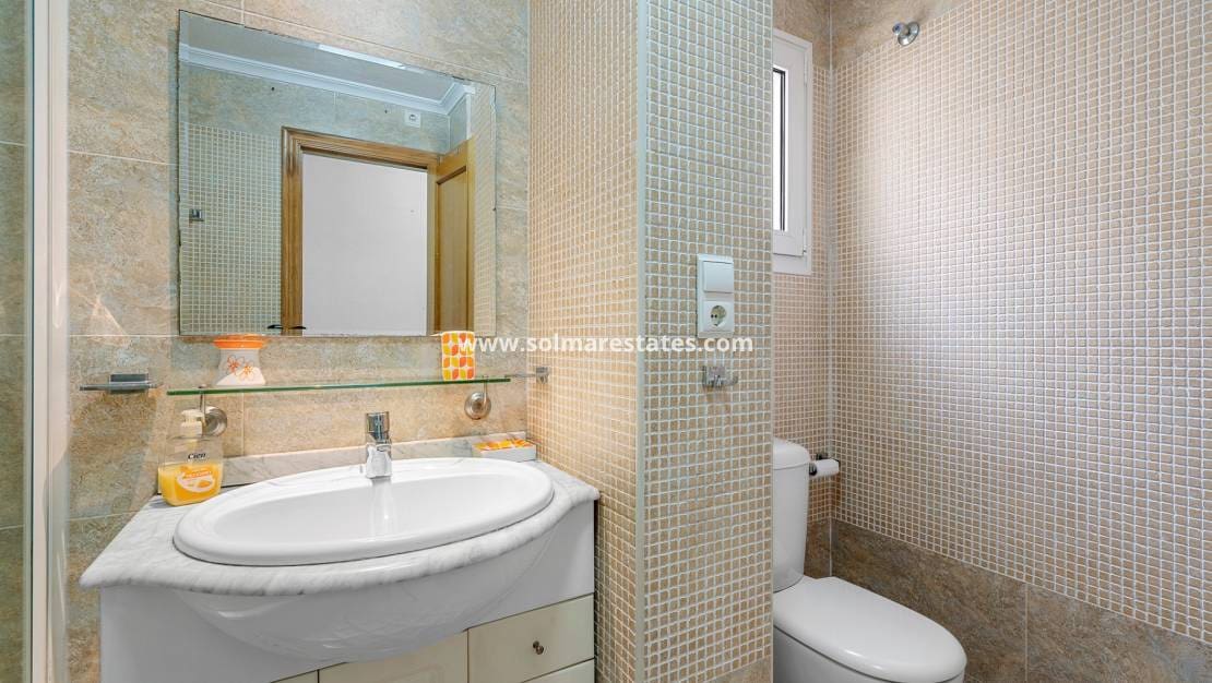 2 soveværelse Lejlighed til salg i Almoradi med swimmingpool - € 119.000 (Ref: 9147496)