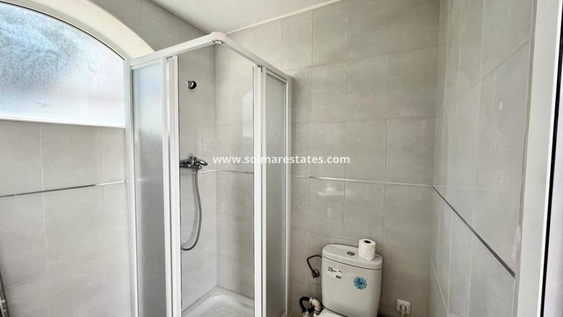 3 slaapkamer Bungalow te koop in Villamartin met zwembad - € 190.000 (Ref: 9148196)