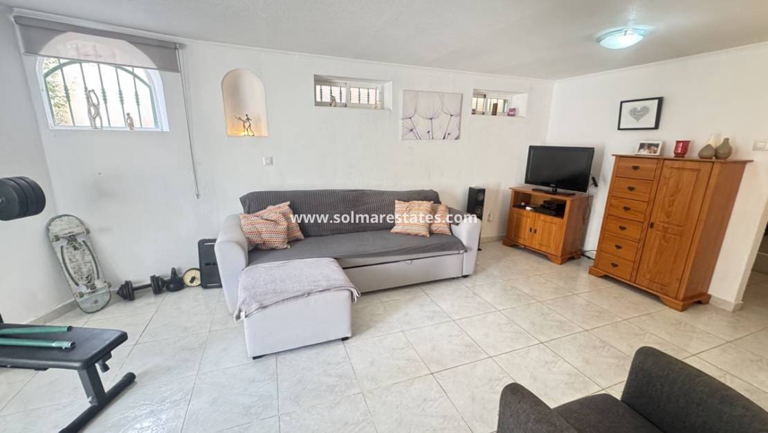 4 Zimmer Villa zu verkaufen in Villamartin - 299.000 € (Ref: 9164800)