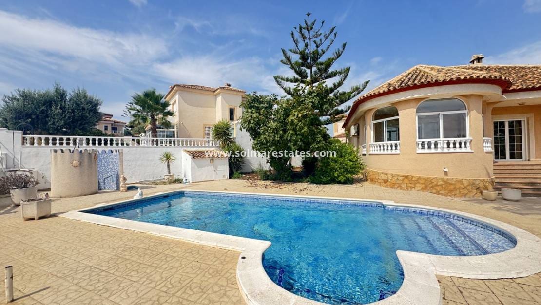 3 slaapkamer Villa te koop in San Miguel de Salinas met zwembad - € 345.000 (Ref: 9175215)