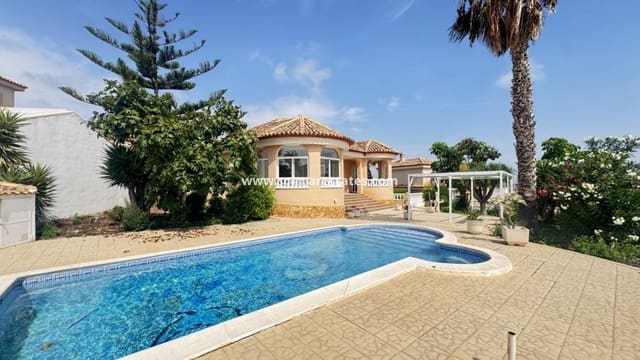 3 slaapkamer Villa te koop in San Miguel de Salinas met zwembad - € 345.000 (Ref: 9175215)