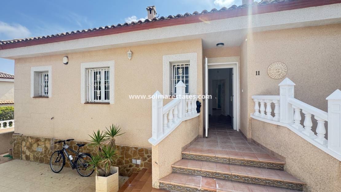 3 slaapkamer Villa te koop in San Miguel de Salinas met zwembad - € 345.000 (Ref: 9175215)