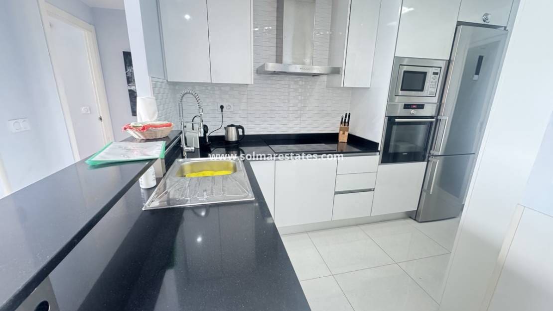 2 soveværelse Lejlighed til salg i Punta Prima med swimmingpool - € 440.000 (Ref: 9180181)