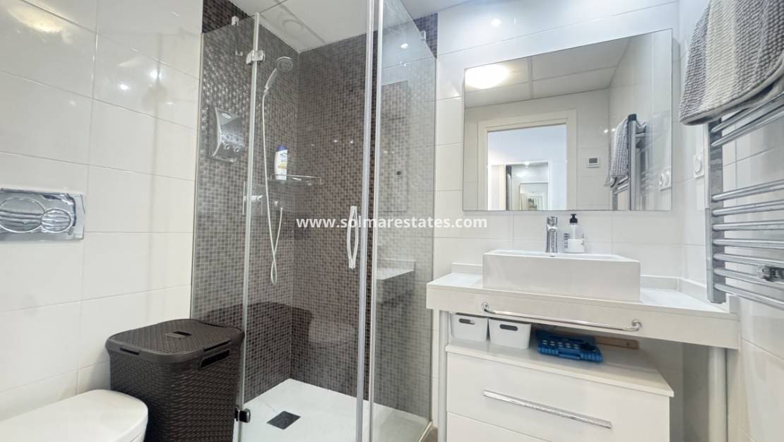 2 soveværelse Lejlighed til salg i Punta Prima med swimmingpool - € 440.000 (Ref: 9180181)