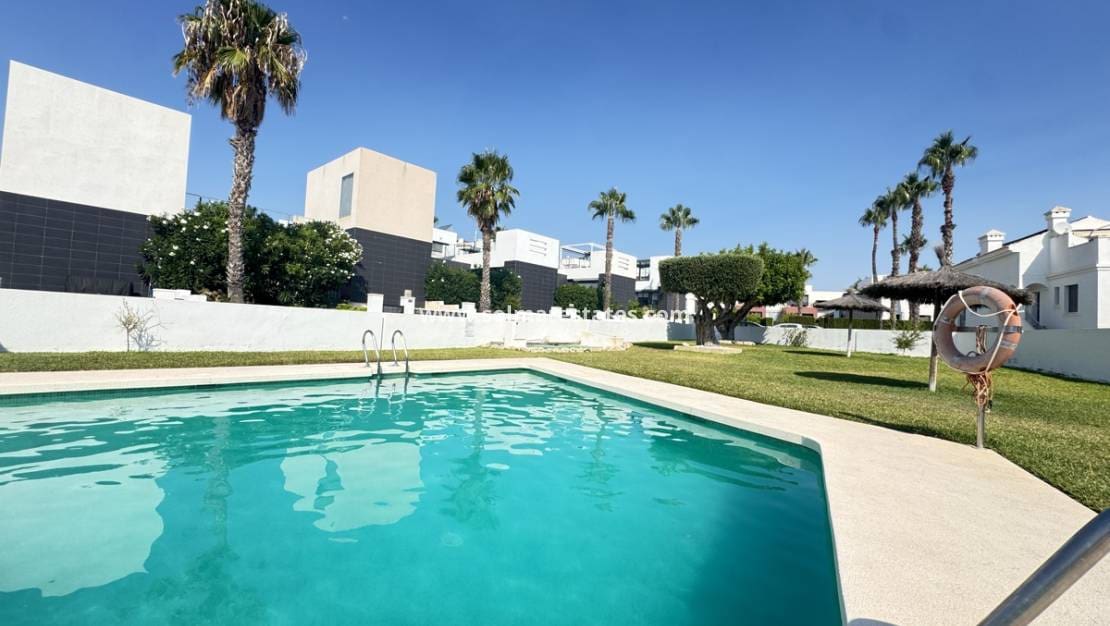 2 soveværelse Bungalow til salg i Villamartin med swimmingpool - € 339.000 (Ref: 9180182)