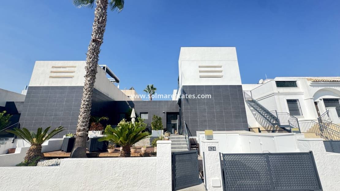 2 soveværelse Bungalow til salg i Villamartin med swimmingpool - € 339.000 (Ref: 9180182)