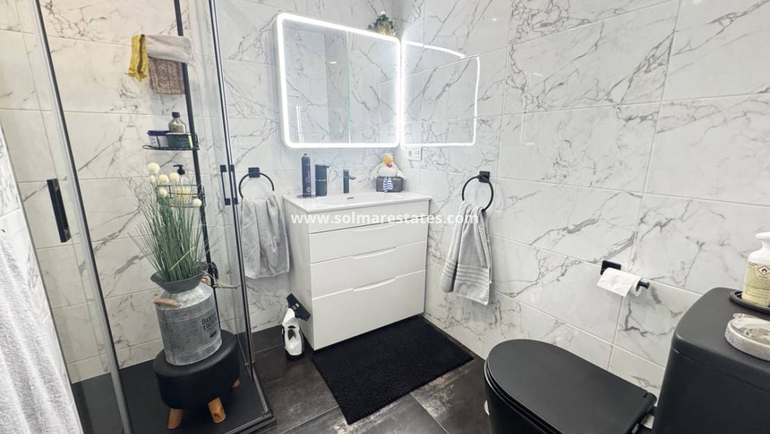 2 soveværelse Bungalow til salg i Villamartin med swimmingpool - € 339.000 (Ref: 9180182)