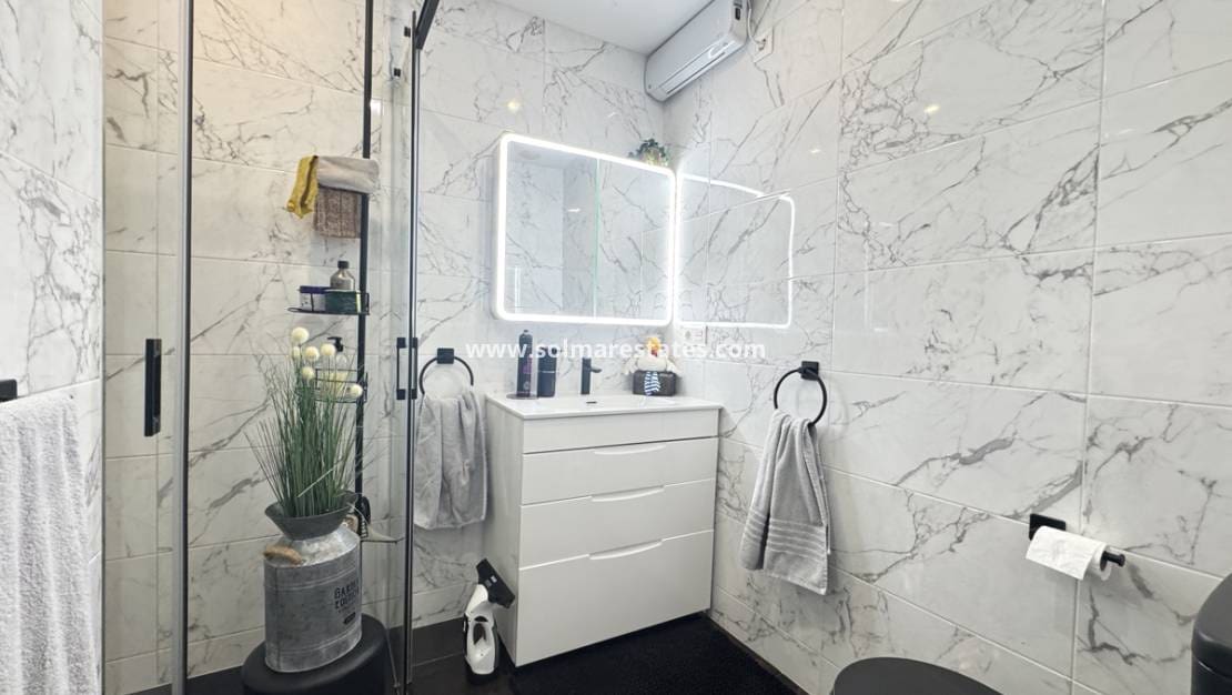 2 soveværelse Bungalow til salg i Villamartin med swimmingpool - € 339.000 (Ref: 9180182)