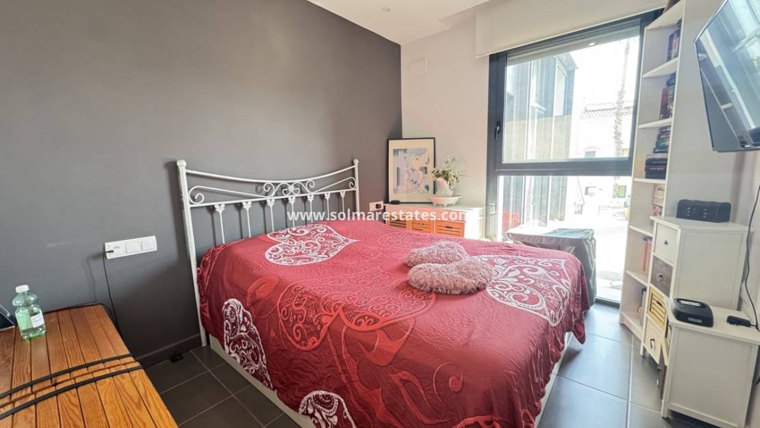 2 soveværelse Bungalow til salg i Villamartin med swimmingpool - € 339.000 (Ref: 9180182)