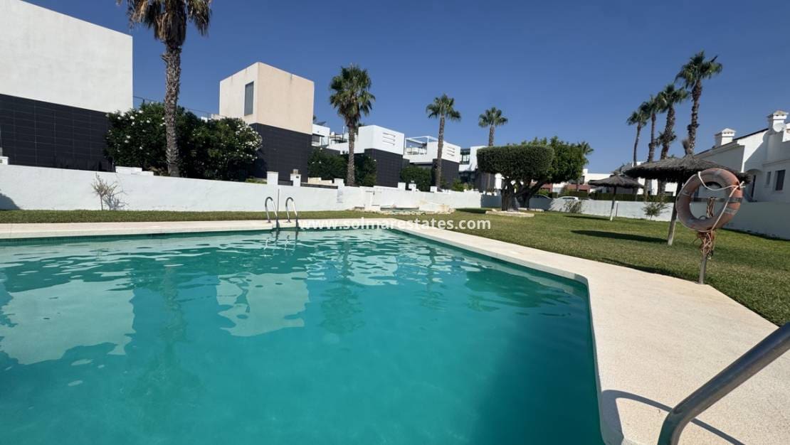 2 soveværelse Bungalow til salg i Villamartin med swimmingpool - € 339.000 (Ref: 9180182)