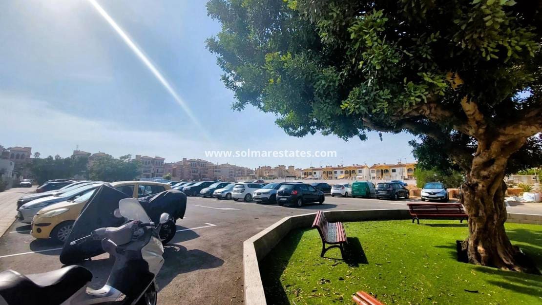 Apartamento de 2 habitaciones en Playa Flamenca en venta con piscina - 147.000 € (Ref: 9189870)