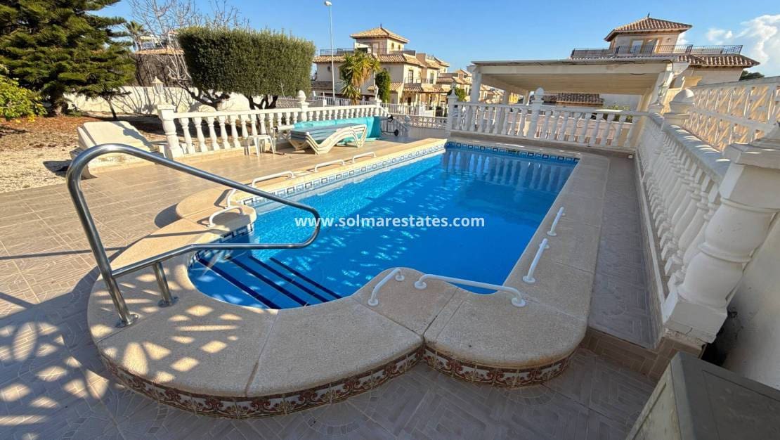 3 bedroom Villa for sale in Villamartin with pool - € 349,950 (Ref: 9190272)