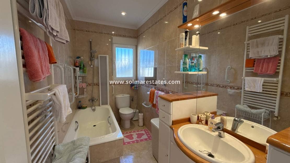 3 bedroom Villa for sale in Villamartin with pool - € 349,950 (Ref: 9190272)