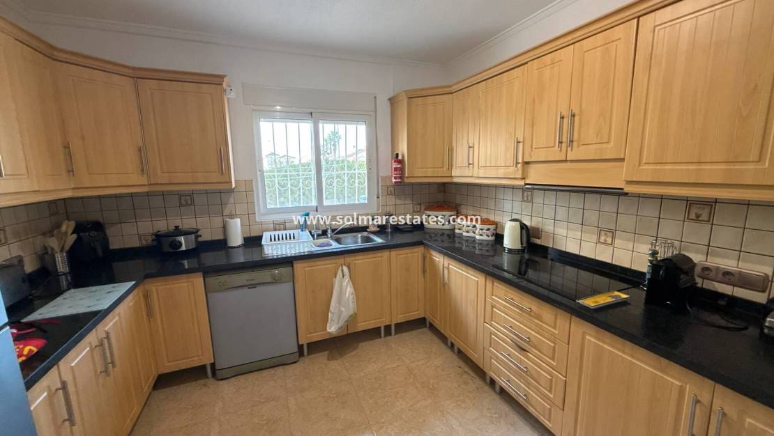 3 bedroom Villa for sale in Villamartin with pool - € 349,950 (Ref: 9190272)