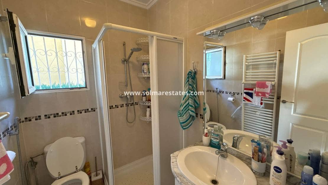 3 bedroom Villa for sale in Villamartin with pool - € 349,950 (Ref: 9190272)