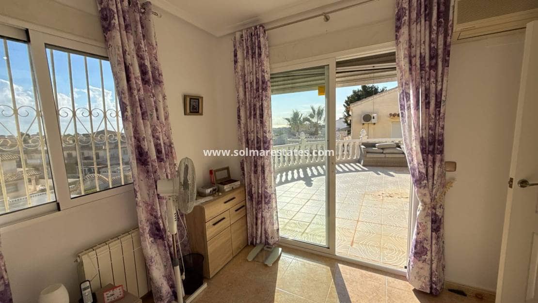 3 bedroom Villa for sale in Villamartin with pool - € 349,950 (Ref: 9190272)