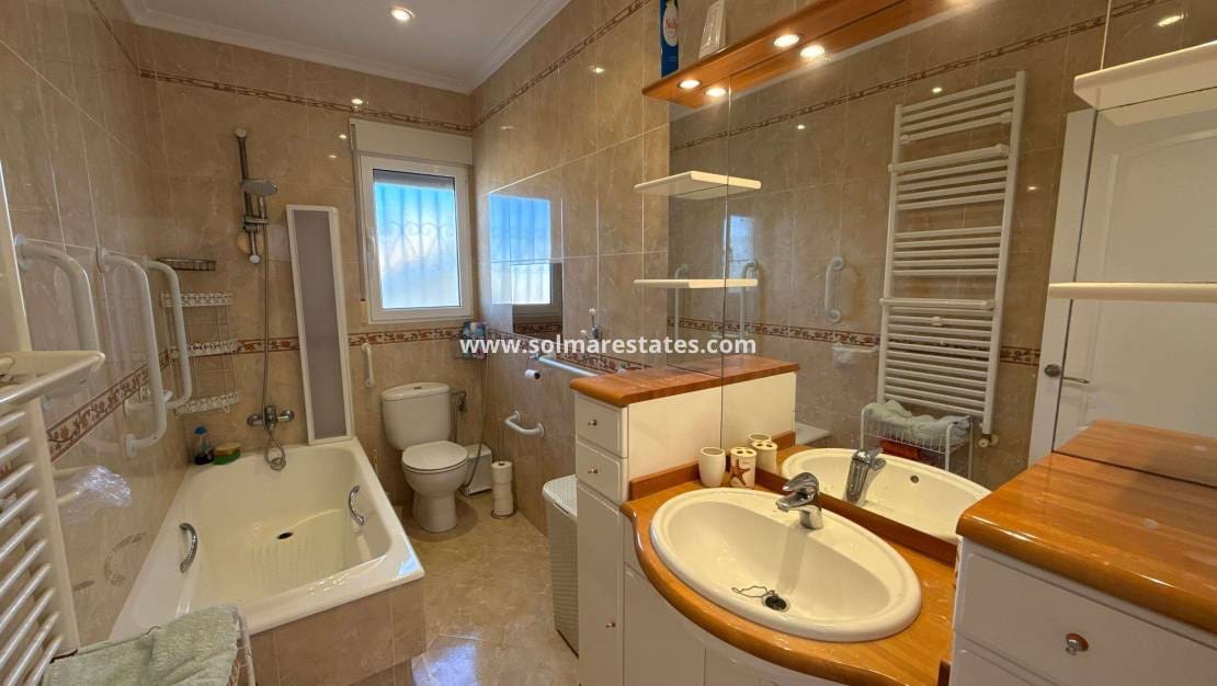 3 bedroom Villa for sale in Villamartin with pool - € 349,950 (Ref: 9190272)