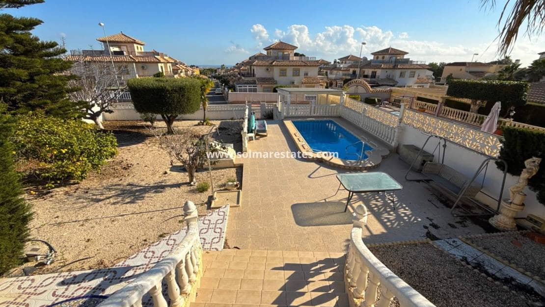 3 bedroom Villa for sale in Villamartin with pool - € 349,950 (Ref: 9190272)