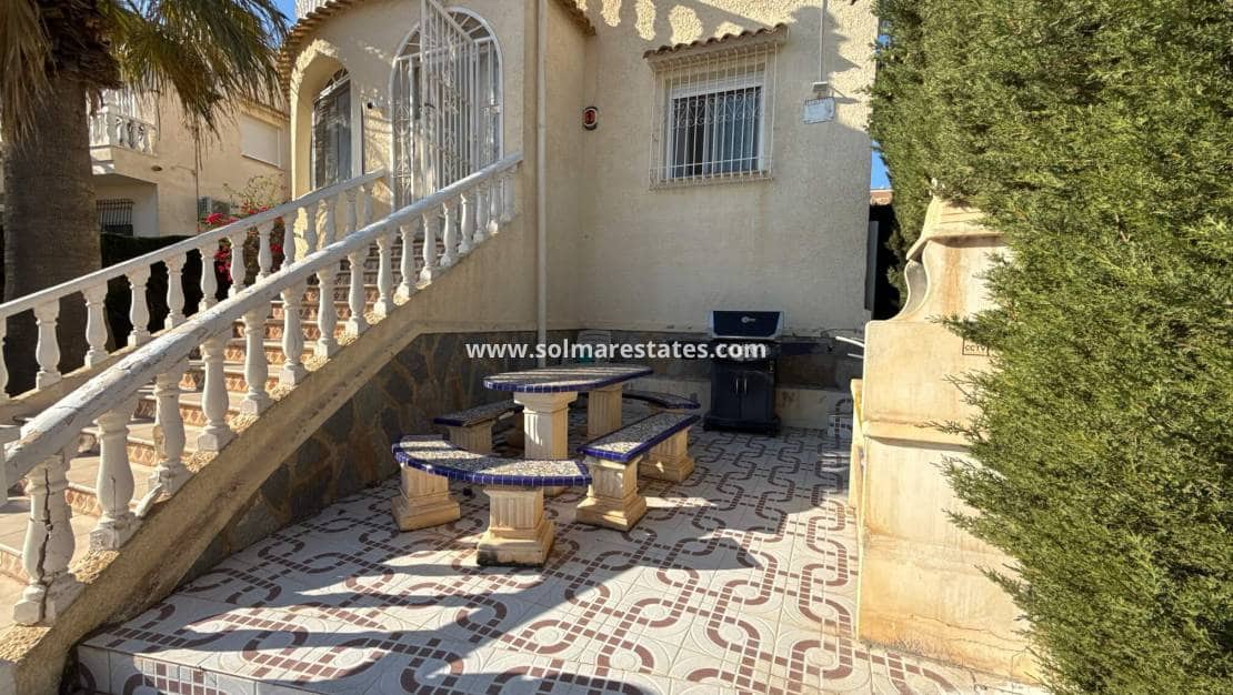 3 bedroom Villa for sale in Villamartin with pool - € 349,950 (Ref: 9190272)