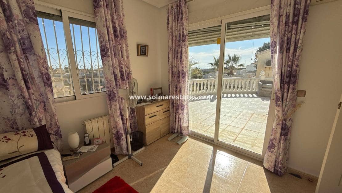 3 bedroom Villa for sale in Villamartin with pool - € 349,950 (Ref: 9190272)