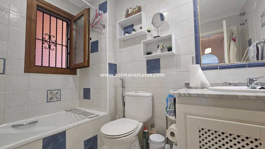Apartamento de 2 habitaciones en Villamartin en venta con piscina - 179.999 € (Ref: 9191386)