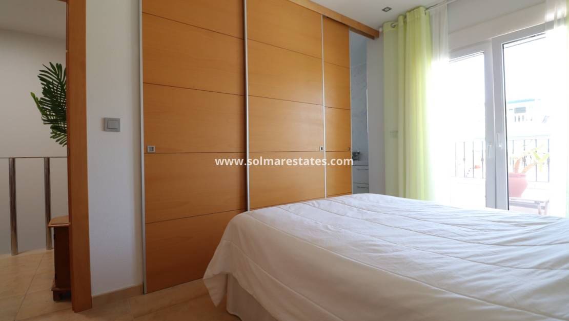 3 soverom Kjedet enebolig til salgs i Benijofar med svømmebasseng - € 239 950 (Ref: 9196210)