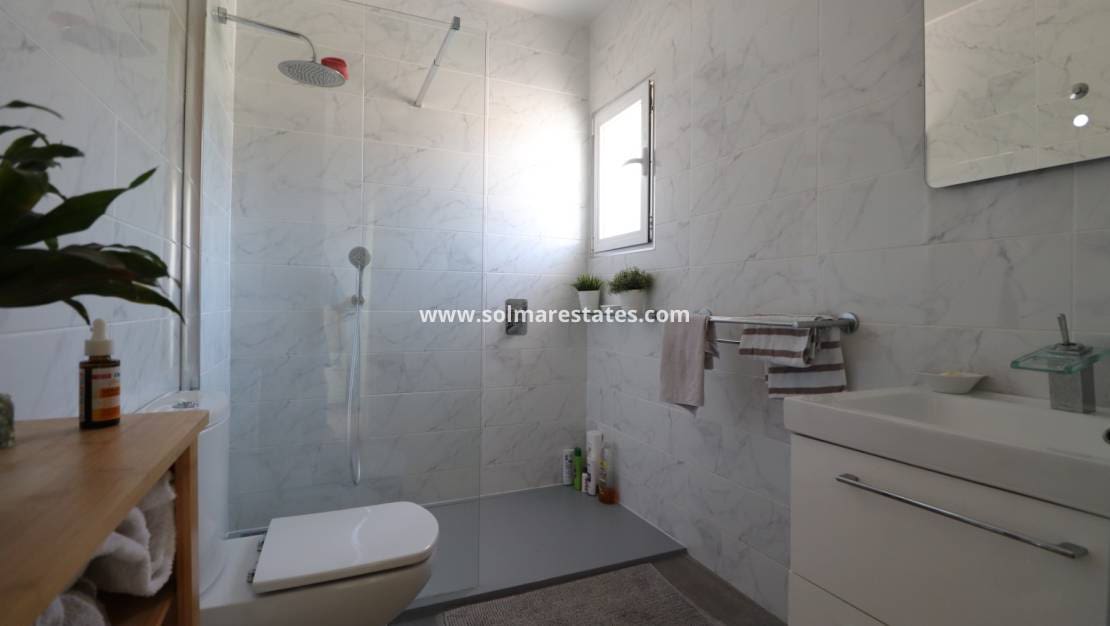 3 soverom Kjedet enebolig til salgs i Benijofar med svømmebasseng - € 239 950 (Ref: 9196210)