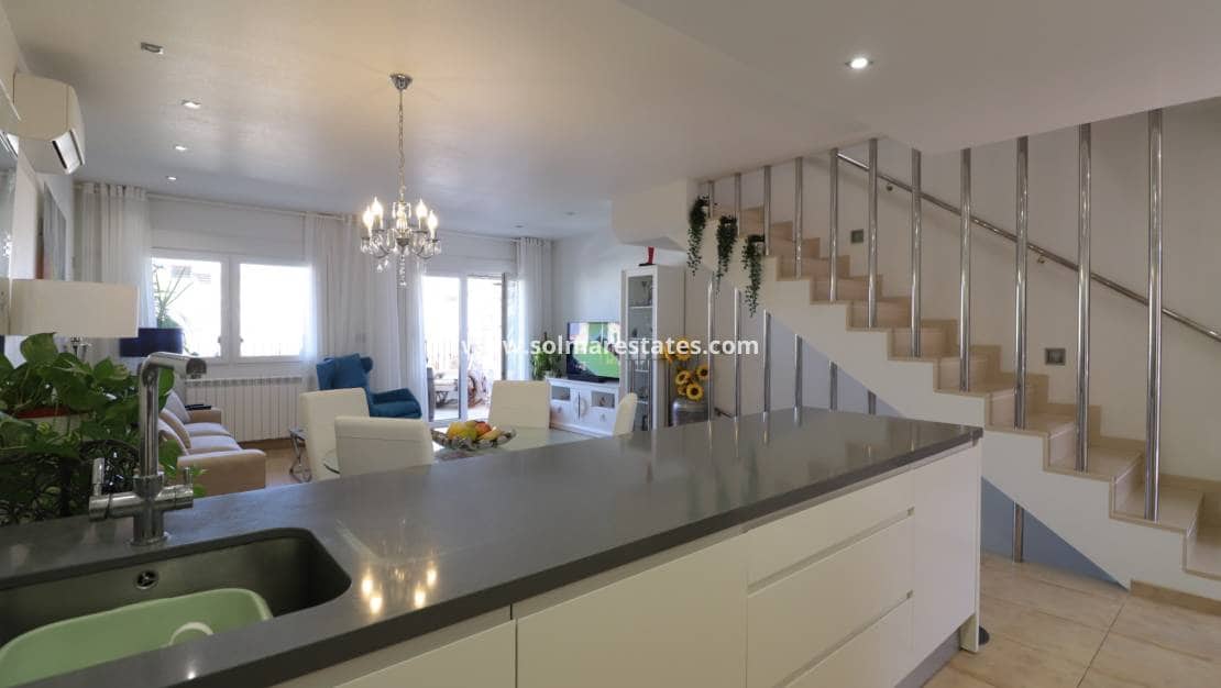 3 soverom Kjedet enebolig til salgs i Benijofar med svømmebasseng - € 239 950 (Ref: 9196210)