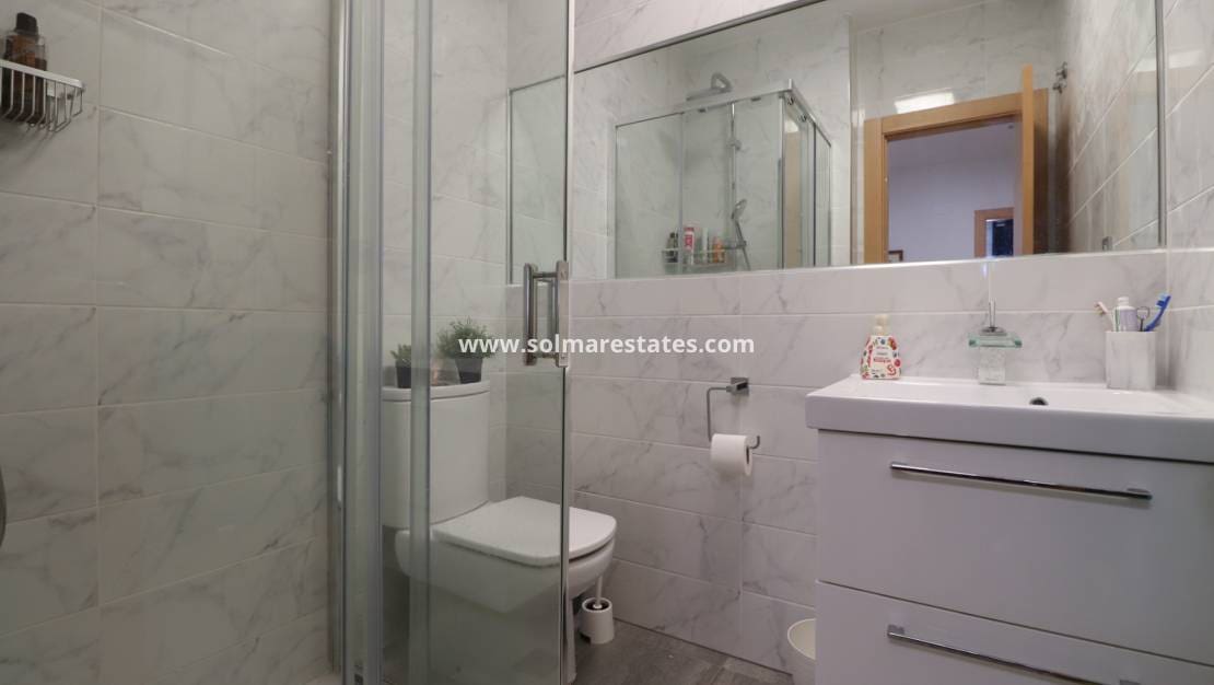 3 soverom Kjedet enebolig til salgs i Benijofar med svømmebasseng - € 239 950 (Ref: 9196210)