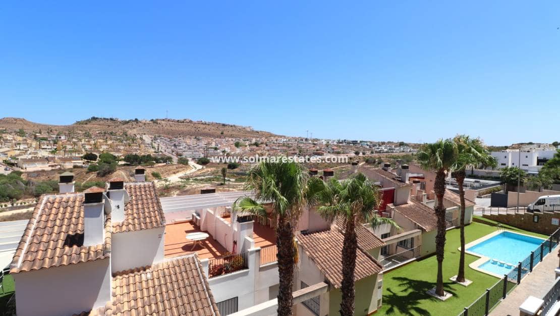 3 soverom Kjedet enebolig til salgs i Benijofar med svømmebasseng - € 239 950 (Ref: 9196210)