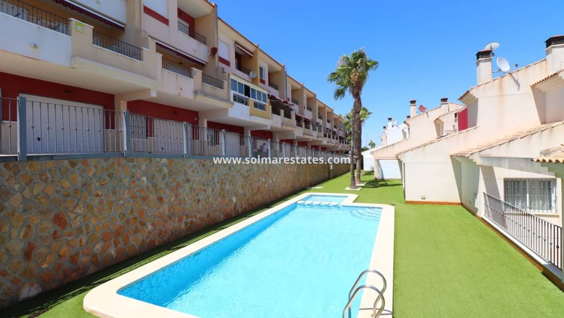 3 soverom Kjedet enebolig til salgs i Benijofar med svømmebasseng - € 239 950 (Ref: 9196210)