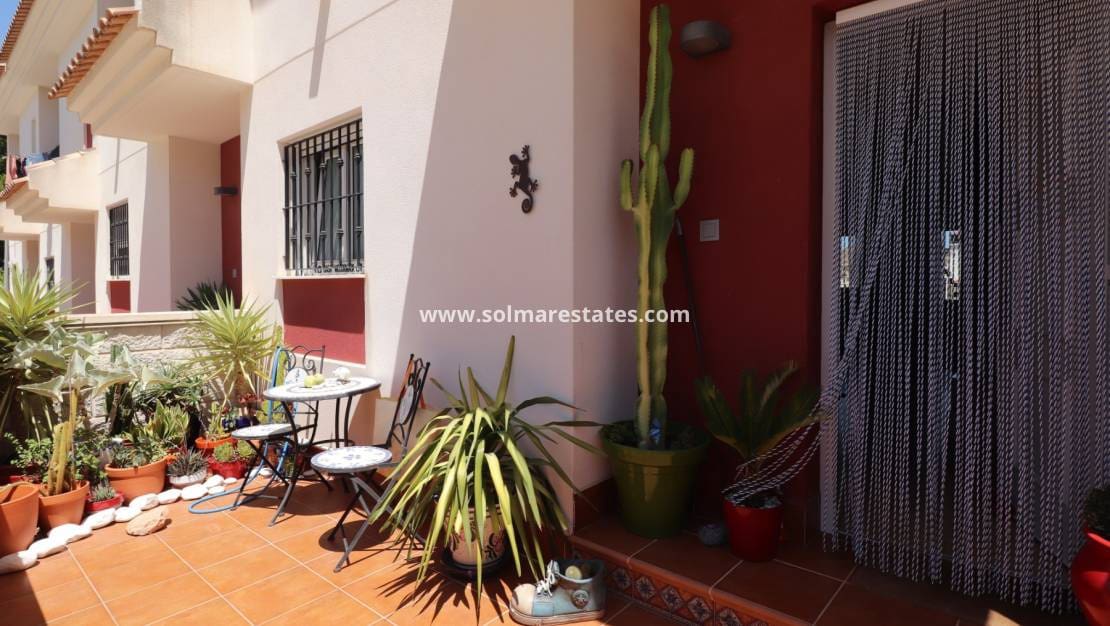 3 soverom Kjedet enebolig til salgs i Benijofar med svømmebasseng - € 239 950 (Ref: 9196210)