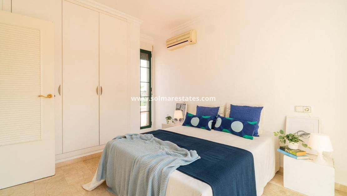 Chalet de 3 habitaciones en Villamartin en venta con piscina - 379.000 € (Ref: 9198270)