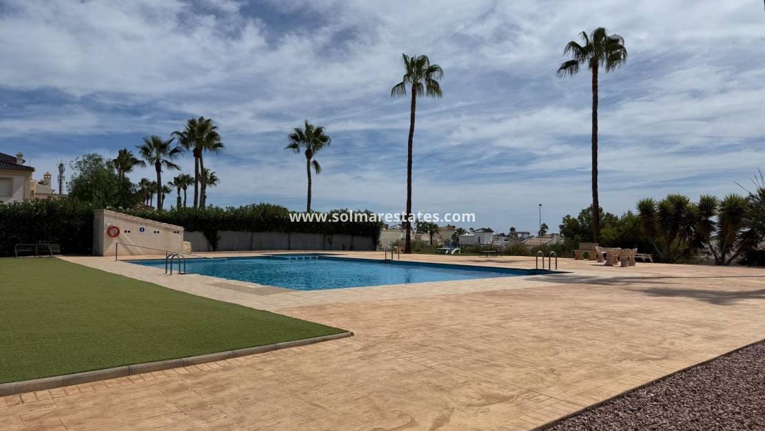 Chalet de 3 habitaciones en Villamartin en venta con piscina - 379.000 € (Ref: 9198270)