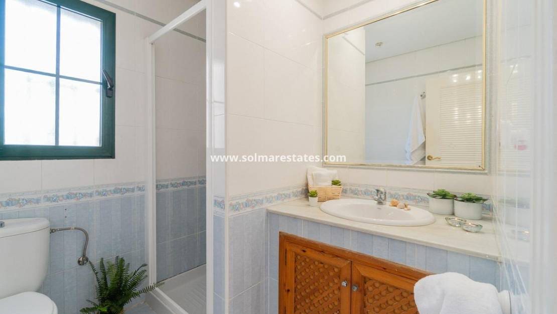 Chalet de 3 habitaciones en Villamartin en venta con piscina - 379.000 € (Ref: 9198270)