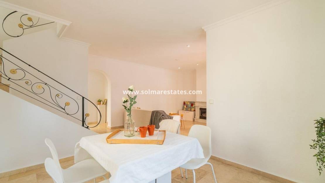 Chalet de 3 habitaciones en Villamartin en venta con piscina - 379.000 € (Ref: 9198270)