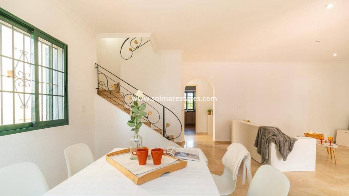 Chalet de 3 habitaciones en Villamartin en venta con piscina - 379.000 € (Ref: 9198270)